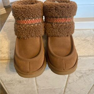 Women’s UGG boots size 6